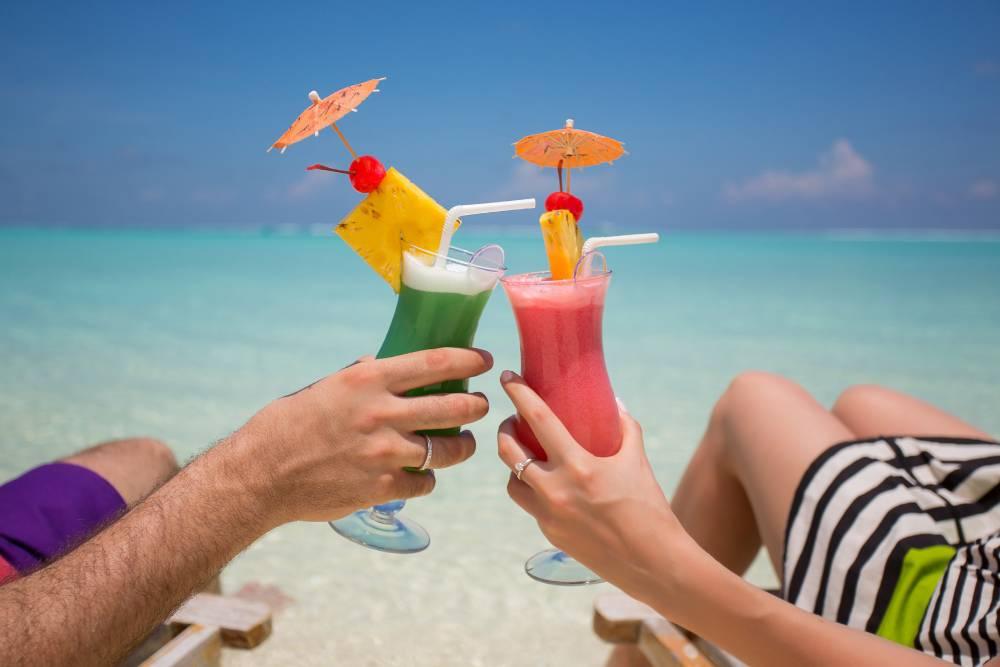 COCKTAILS ON A YACHT ADVENTURE - Country Wine & Spirits